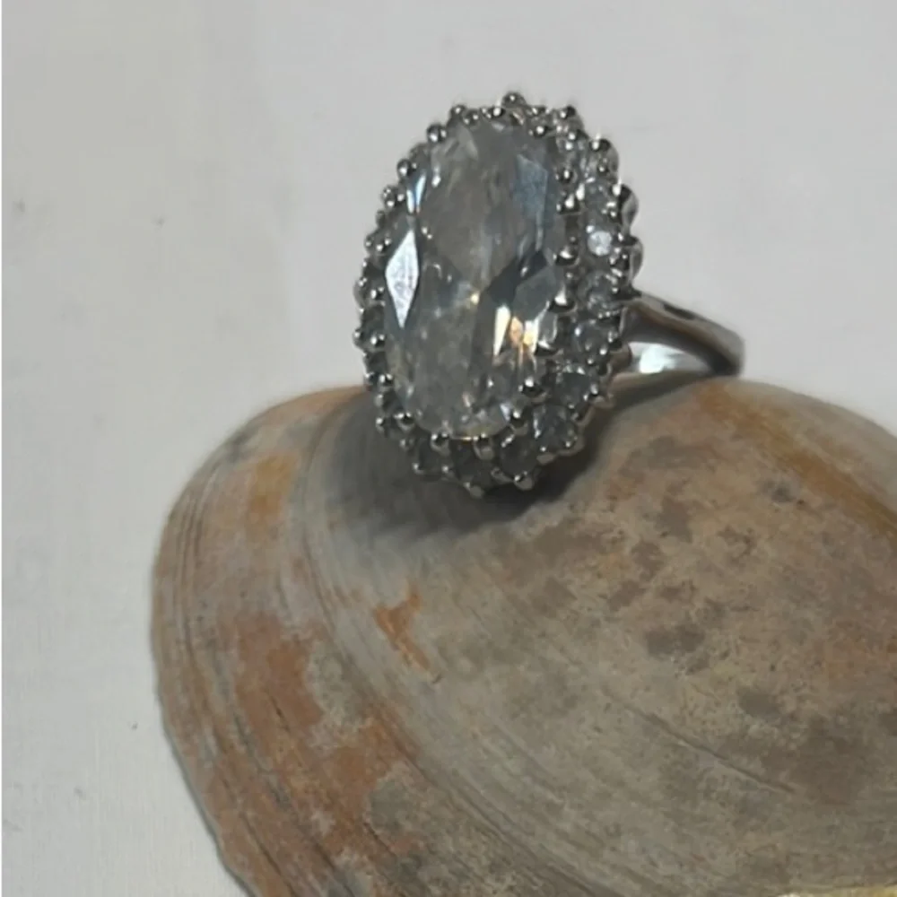 Elegant Silver Gemstone Ring - Picture 1 of 3
